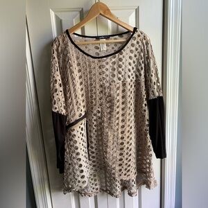 Yushi Women's Die Cut Tunic Top Tan and Black Long Sleeve Size XL